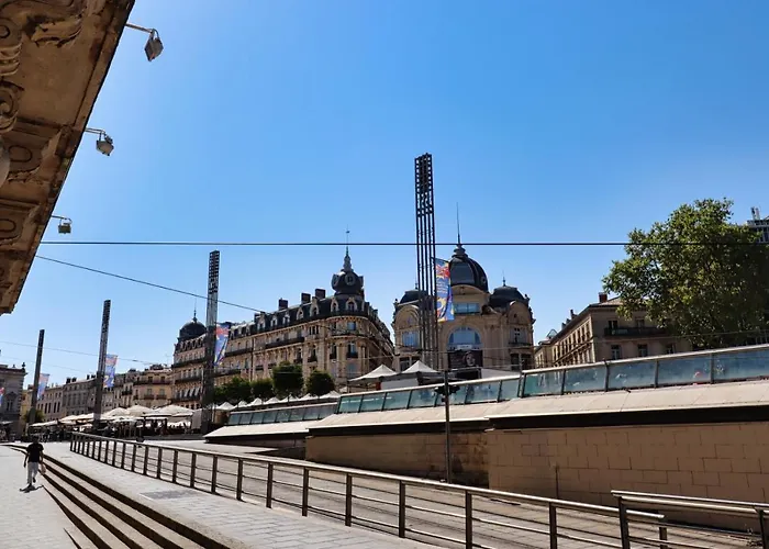 Grand Studio Sur La Comedie